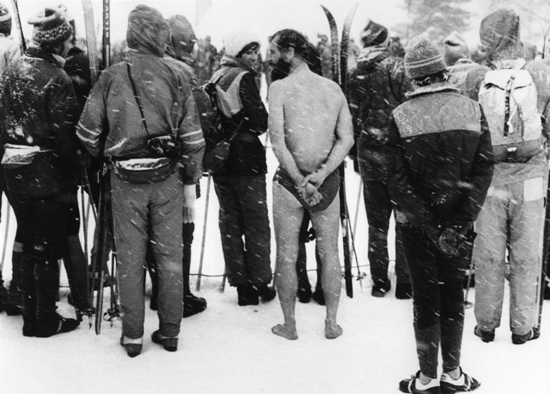 Frantisek Dostal - Snímek muže v plavkách stojícího mezi diváky Jizerské padesátky vznikl v roce 1978