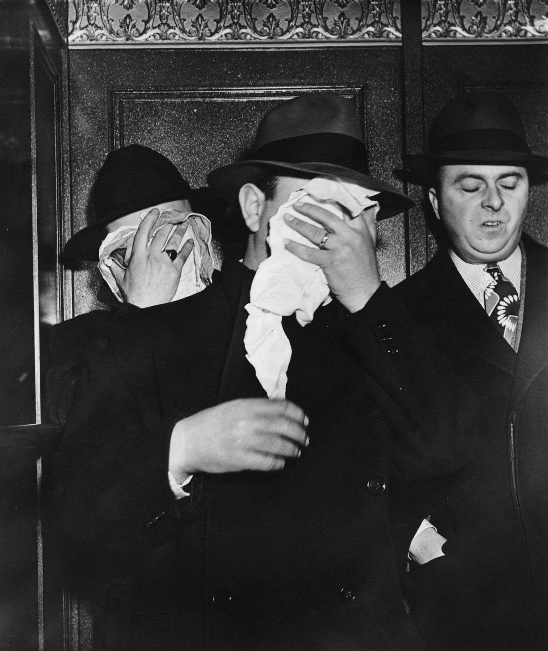 Weegee - Henri Rosen et Harvey Stemmer arrêtés au Collège de Brooklyn pour avoir corrompu des joueurs de Basket, New York 1945