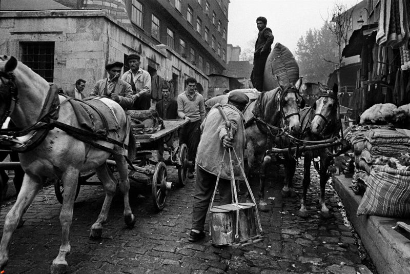 Ara Güler - Un jour de marché, des vendeurs à Tahtakale, dans les Dardanelles 1966