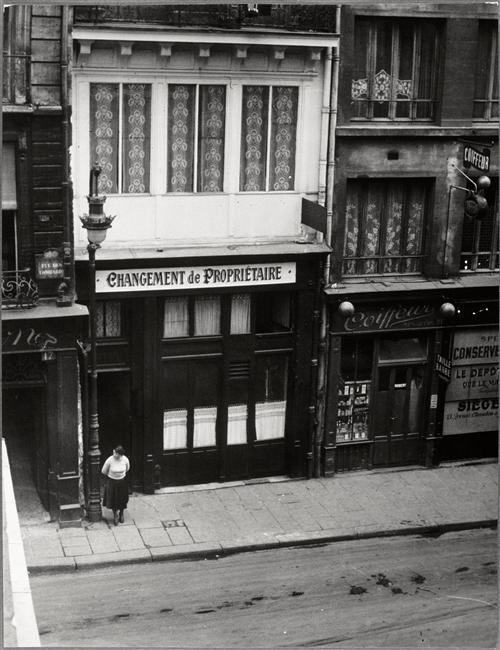 Brassaï - Changement de propriétaire, une maison close rue des Lombards, Paris 1932