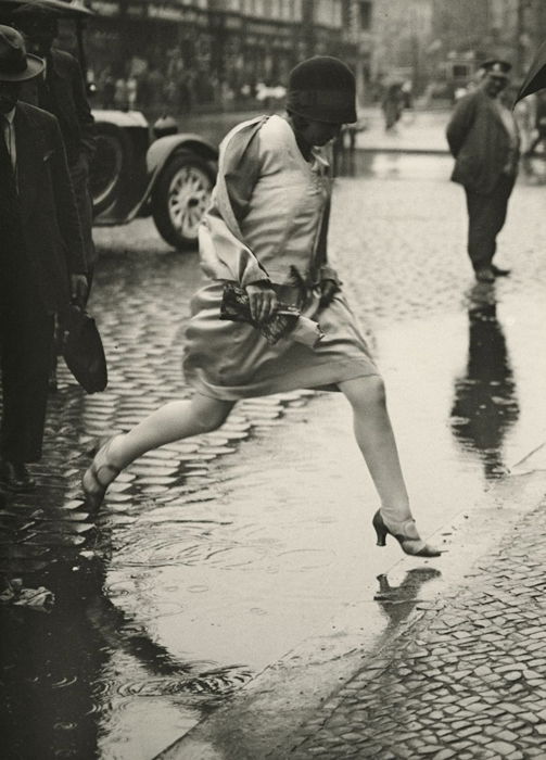 Friedrich Seidenstücker - Woman jumping puddle, Berlin 1930