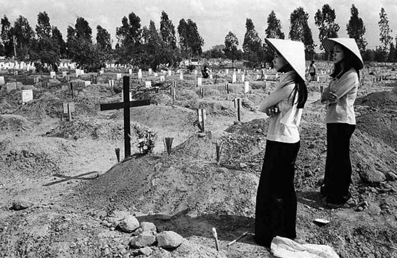 Françoise Demulder - Deux femmes regrettent la mort de leur proche, Vietnam 1975