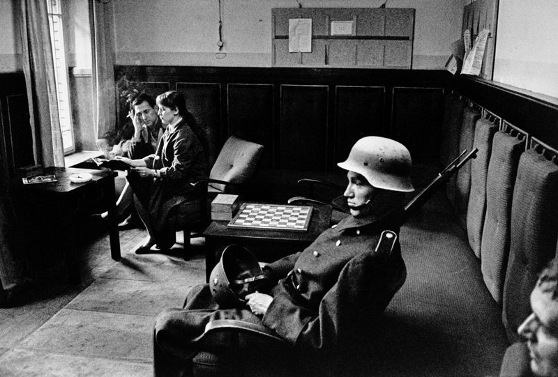 René Burri - Acteurs faisant une pause pendant la répétition de la pièce Winter Battle au théâtre berlinois de Johannes R. Becher, East Berlin 1959