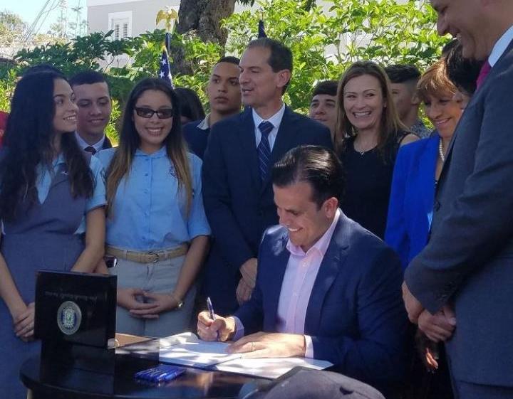 Ricardo Rosselló convierte en ley la reforma educativa