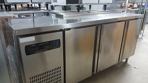 What equipment and supplies an ice cream business should have?