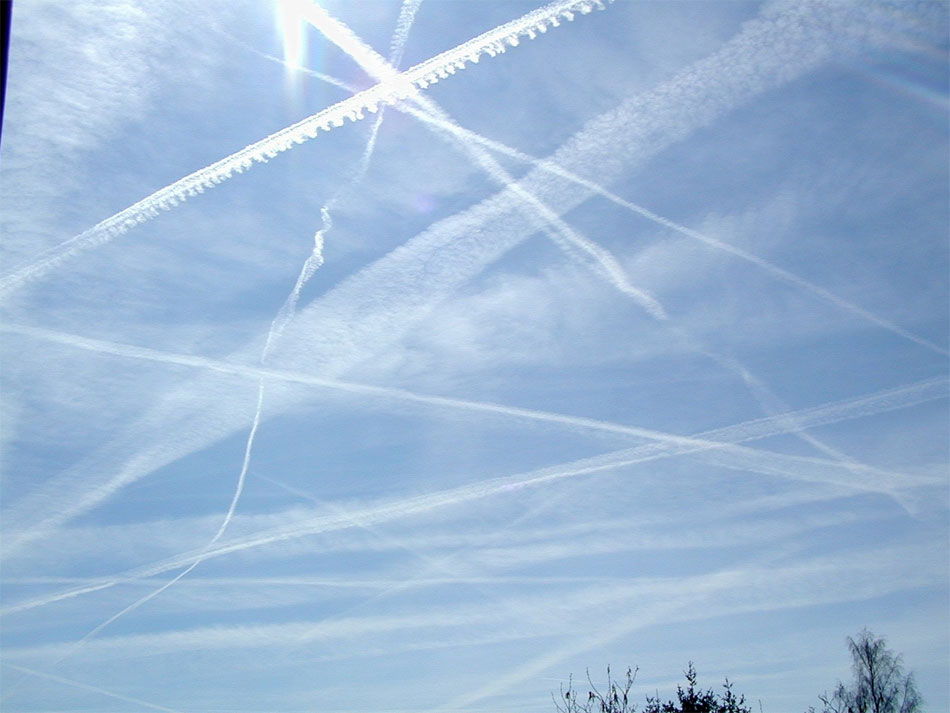 Chemtrail Streaks across the sky picture