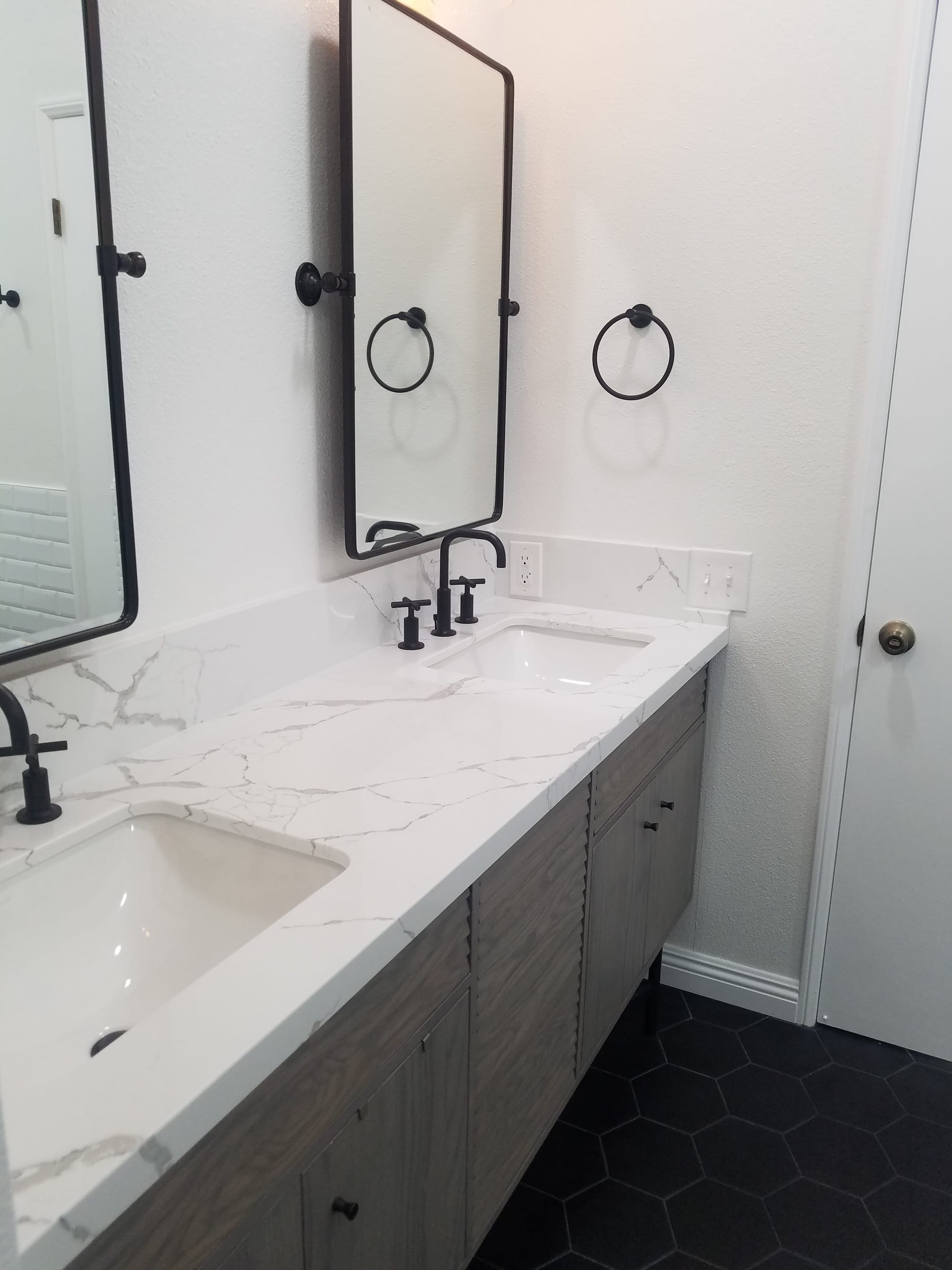 Popular Bathroom - Jackie D. 91403 - Sherman Oaks