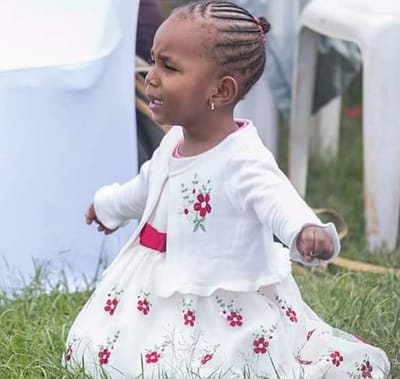 Trending photos of 3-year-old girl on her knees and in tears as she prays and worships God during a church service