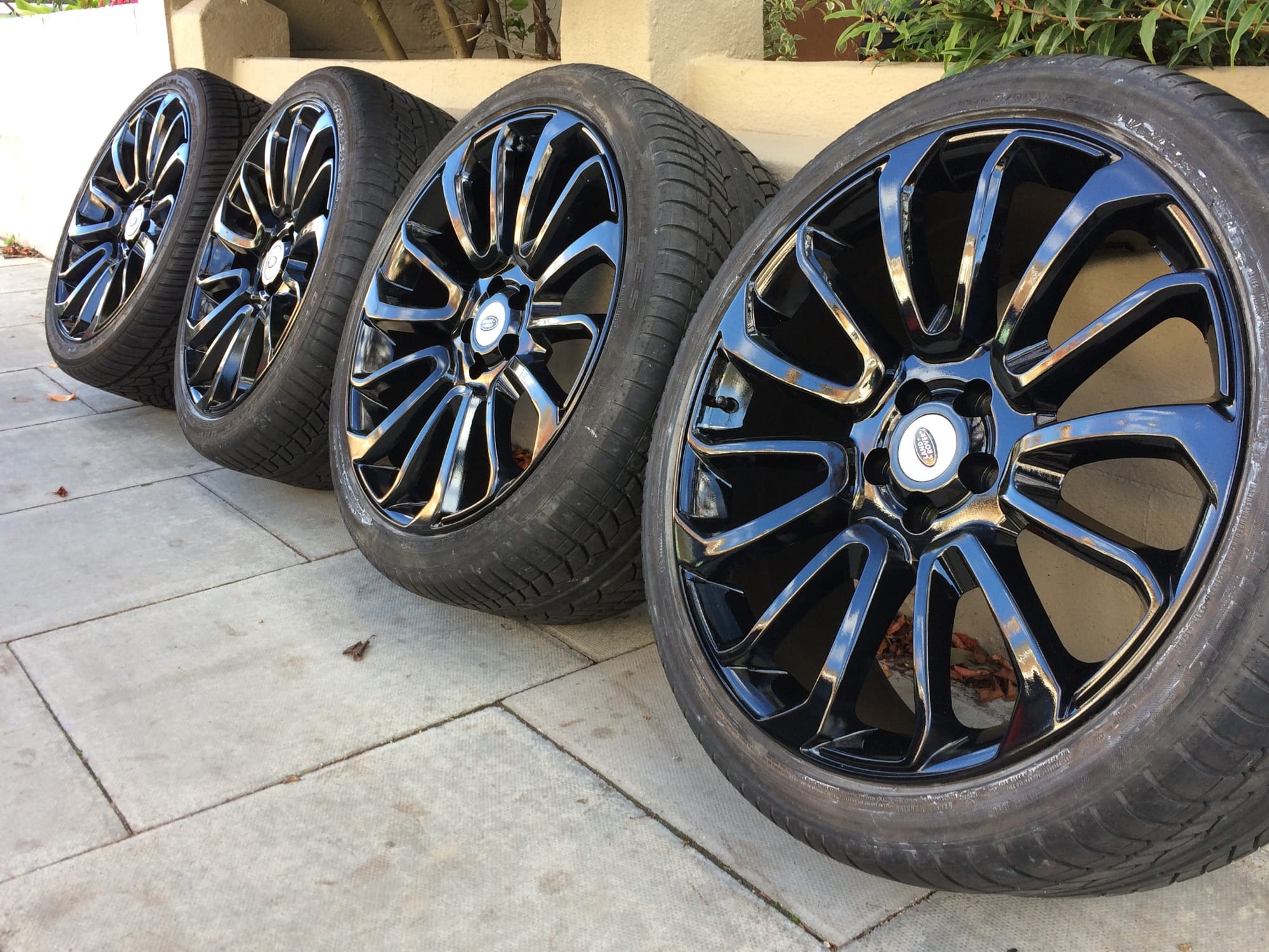 Range Rover 22 Silver to Gloss Black Refurb | Alloywheelwelding.co.uk