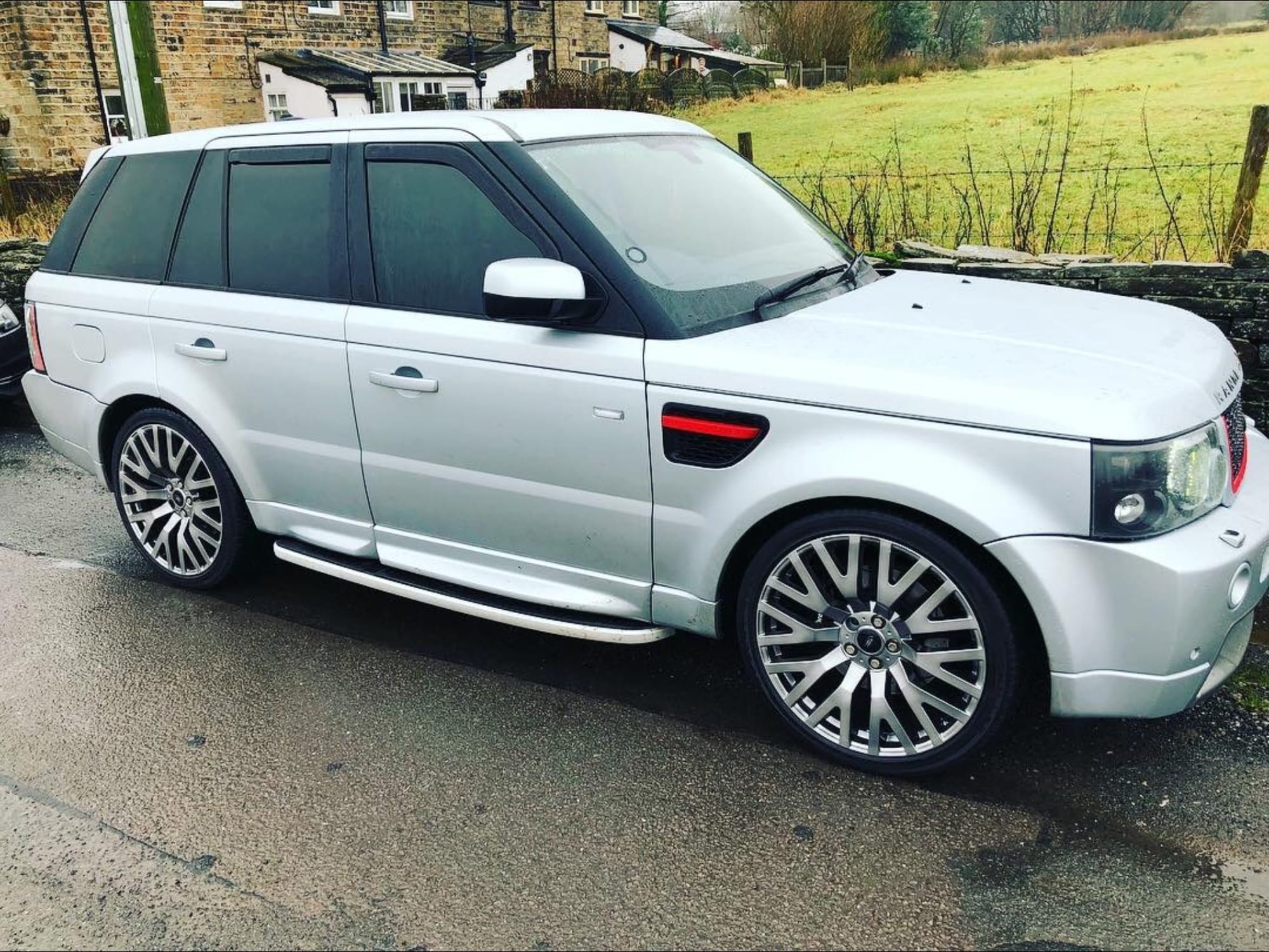 Cracks by post x 2 / From  Manchester/ RangeRover Sport V8 4.2 Supercharged | Alloywheelwelding.co.uk