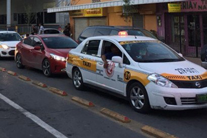 Tráfico vehicular afecta a taxistas