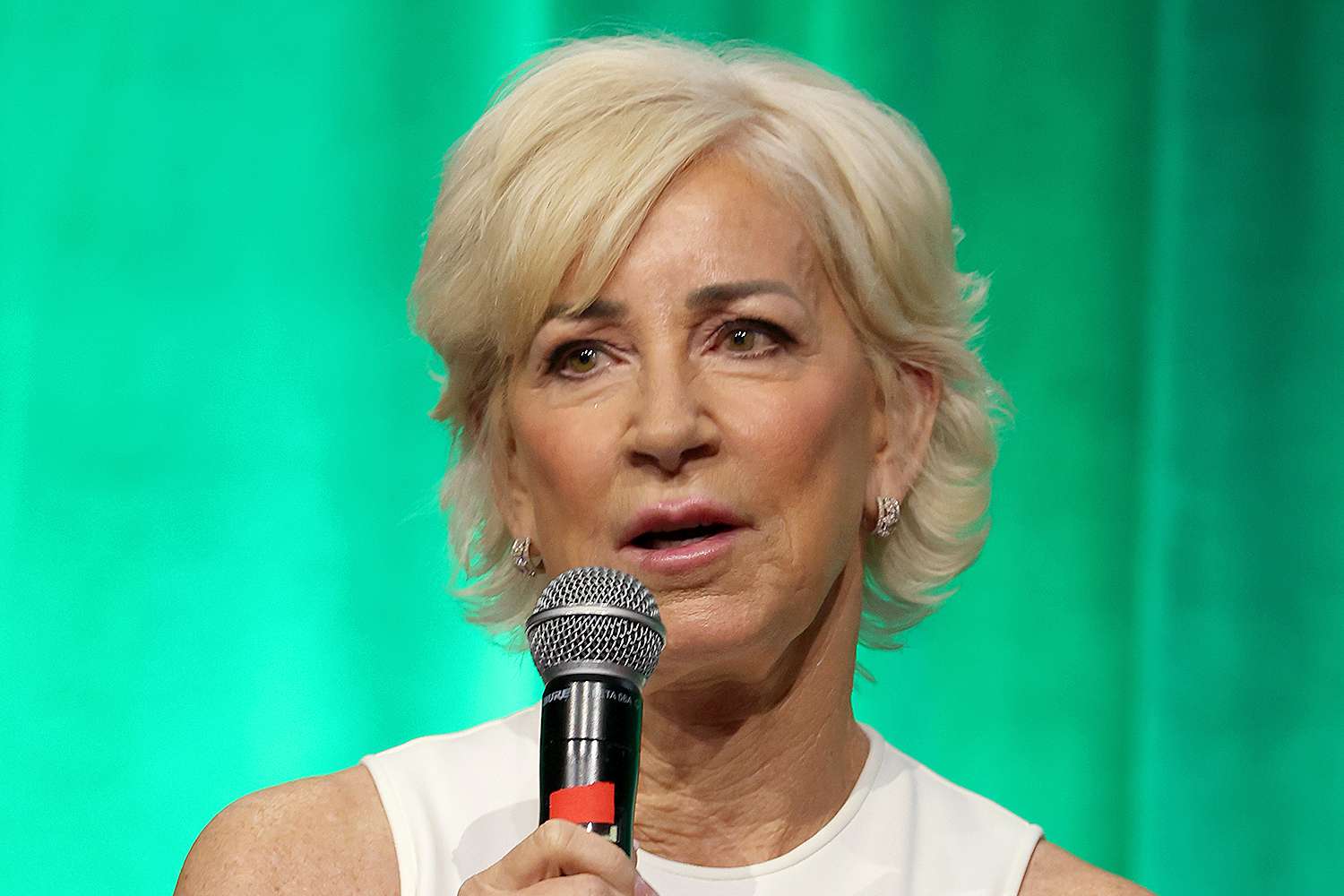 Chris Evert announces that she has cancer