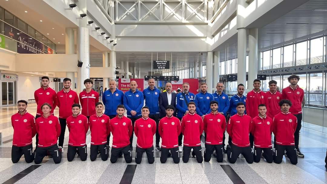 The youth team leaves for the Emirates