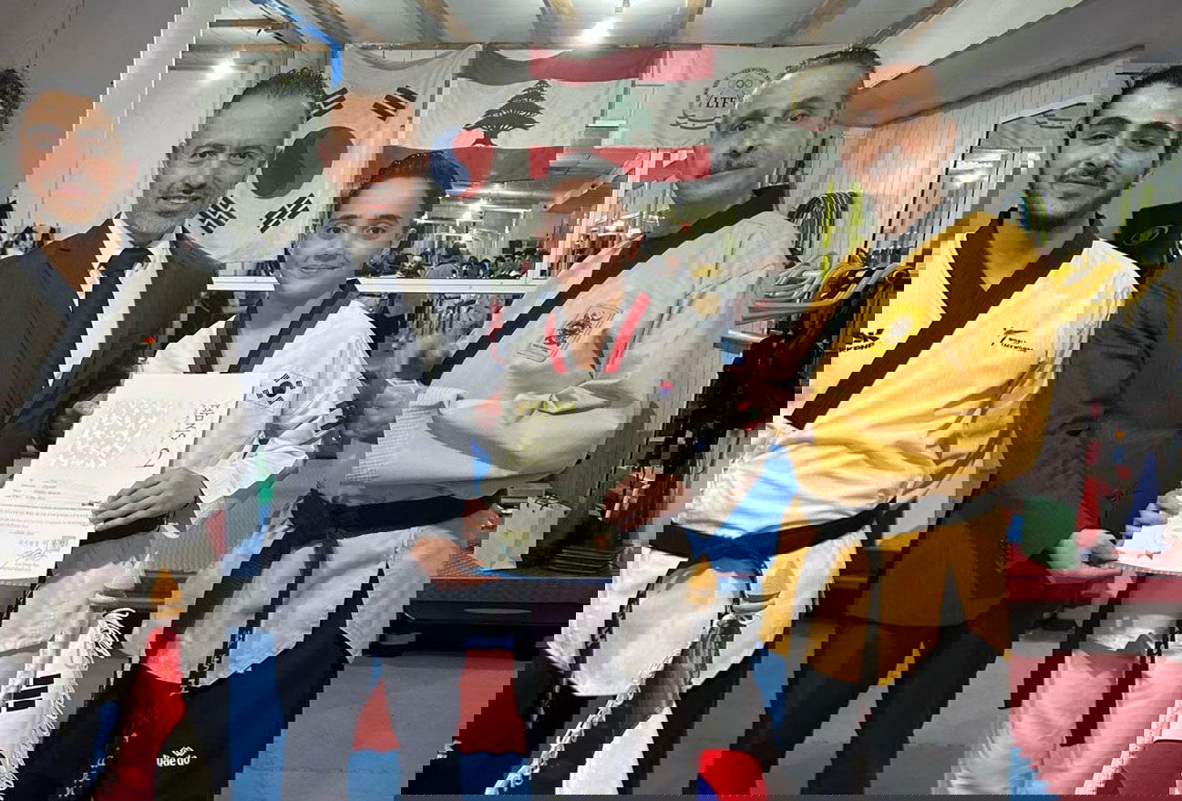 Delivering certificates to trainers and champions