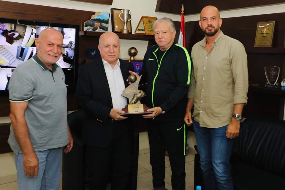 دياب يسلم جائزة عدنان الشرقي
لرئيس الإتحاد هاشم حيدر