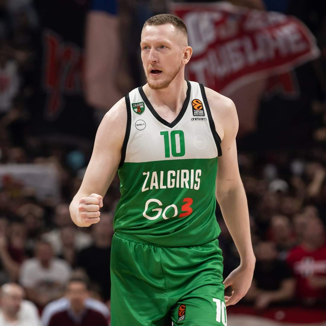 Anadolu Efes signs Rolands Smits