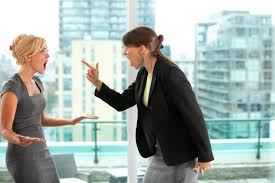 هكذا تكون المرأة عدوة للمرأة