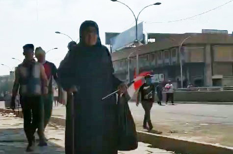 عراقيات التحرير (4) .. بالفيديو .. متظاهرة عراقية سبعينية تتوجه الى ساحة التحرير