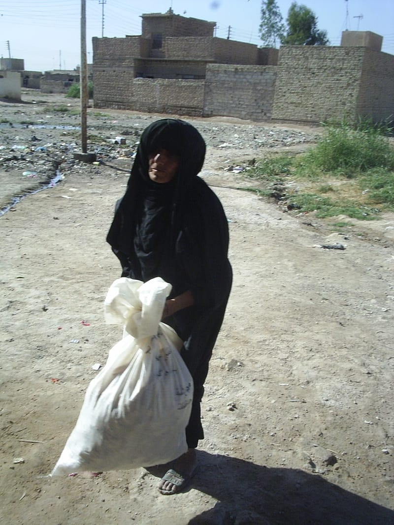 من يساعدني على حمل الفقر ؟ / عدسة كريم كلش