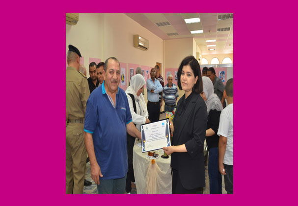 مكتبة الأجيال في دار الكتب والوثائق تقيم معرضاً فنياً لرسام الكاريكاتير تميم التميمي