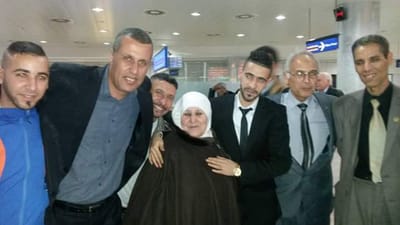 استقبال حار المخترع فوزي برحمة في مطار هواري بومدين