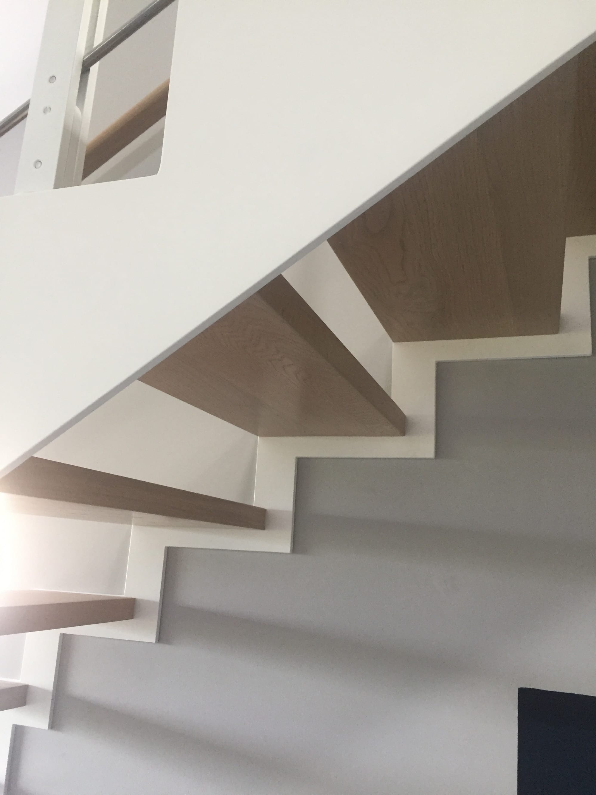 Marche avec attache invisible