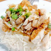 ข้าว ไก่ทอด แกงจืดฟัก แตงไทยน้ำกะทิ