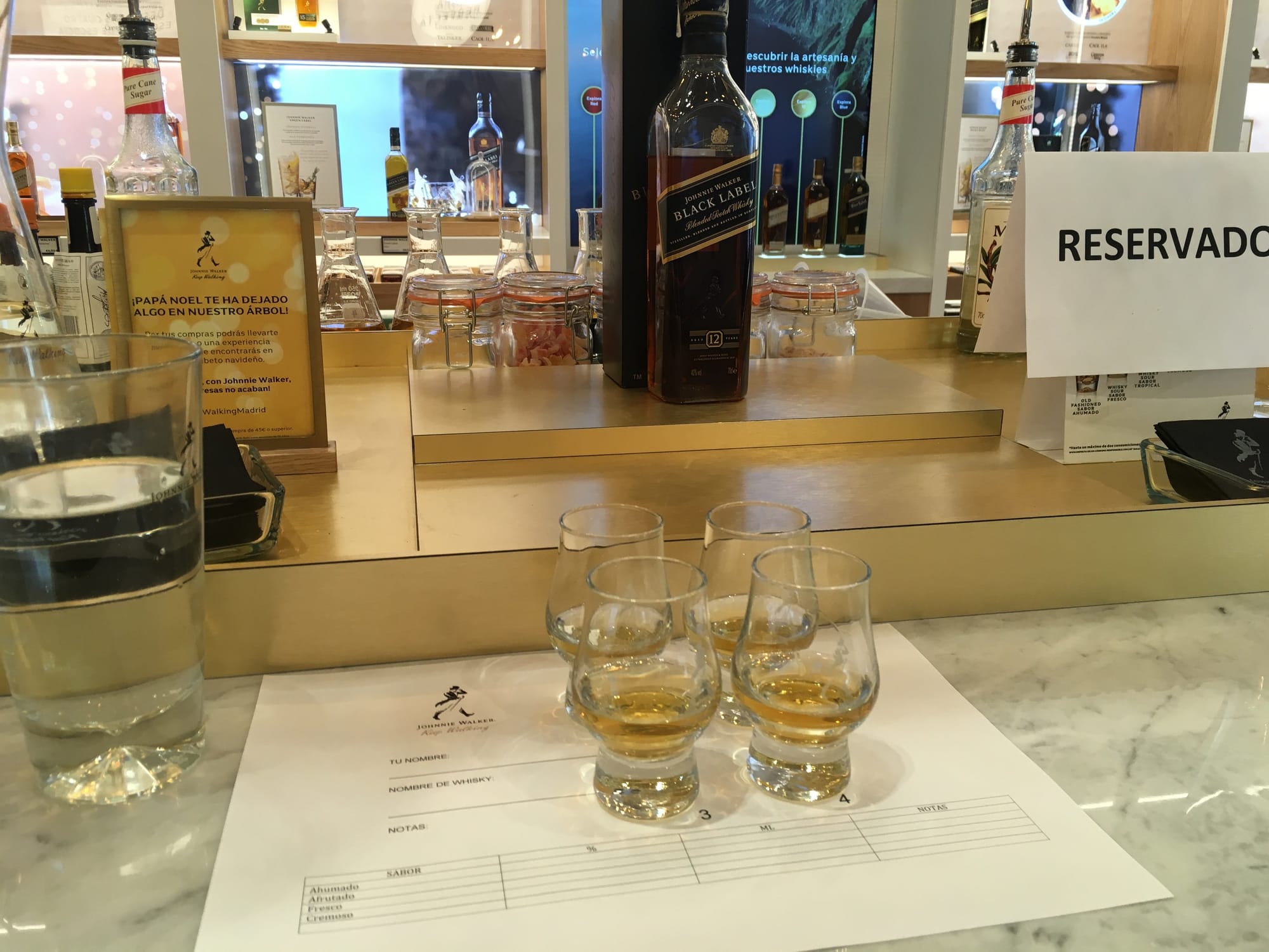 Preparadas las cuatro muestras de diferentes whiskies,nos disponemos a catar...