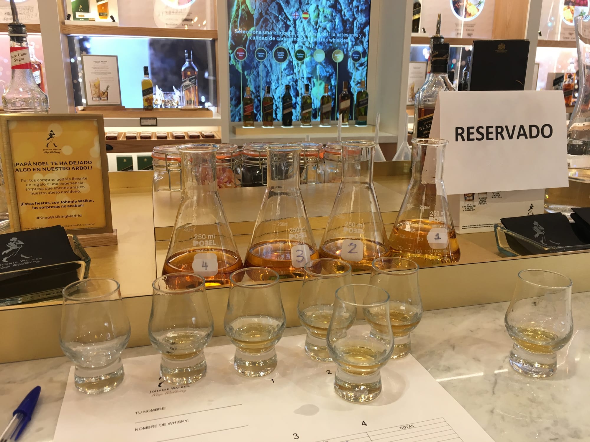 Álvaro, el encargado de la cata, nos da información sobre los tipos de whiskies y las regiones a las que pertenecen pero sin revelarnos aún la identidad de cada muestra.