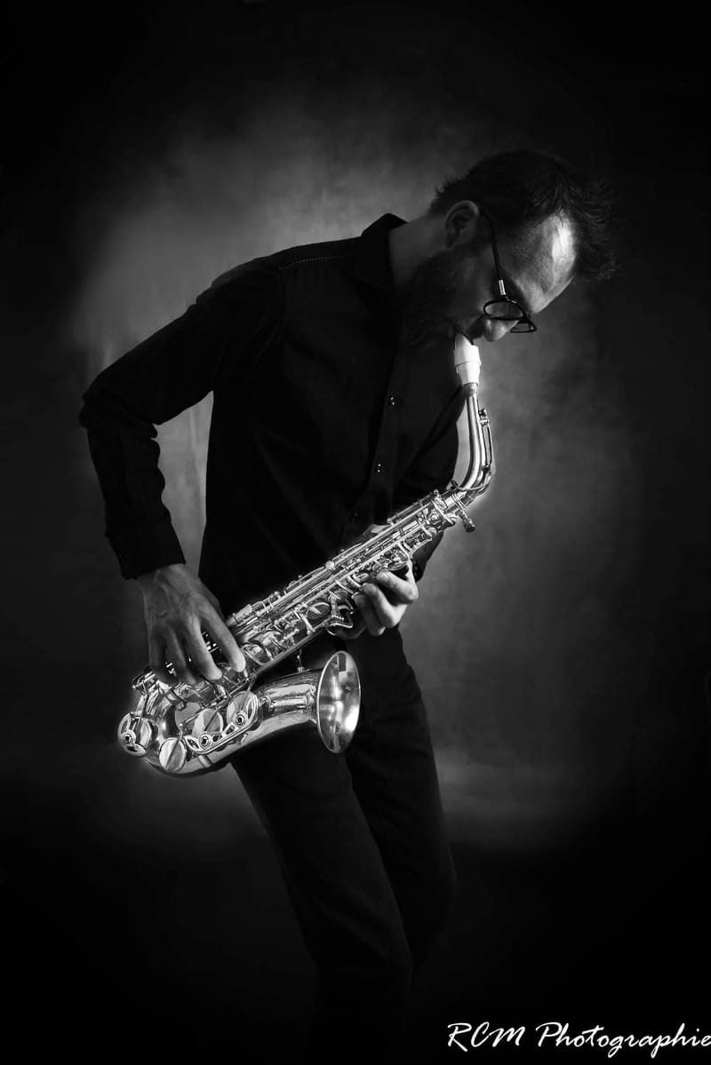 JU HU saxophoniste