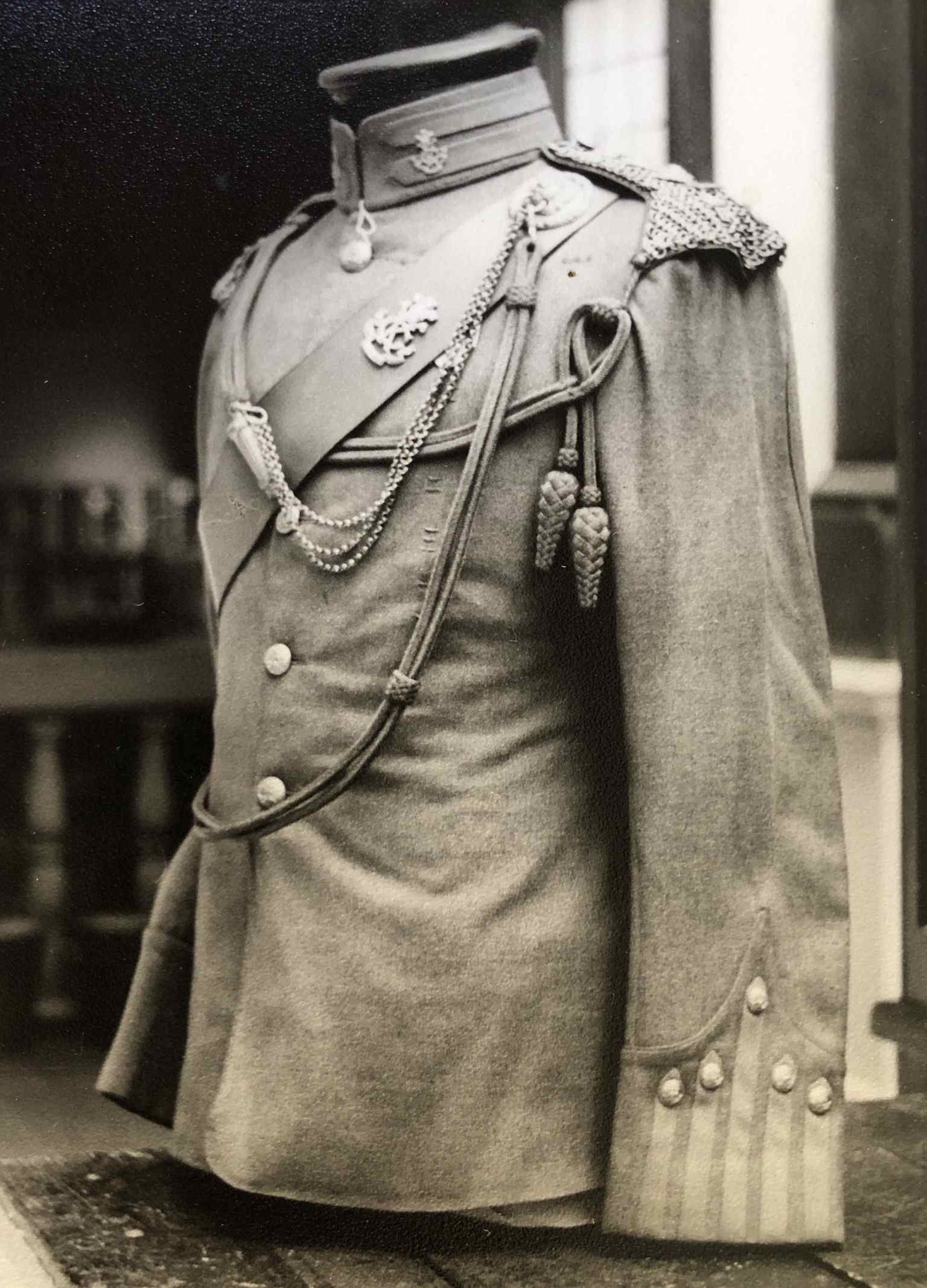Officer’s Full Dress tunic of the 4th County of London (King’s Colonial’s) Imperial Yeomanry complete with brindle leather pouch belt and pouch, 1901-1904 originally on display at the National Army Museum, London (Photographs courtesy of Keith Hook who took the originals in 1961 in the Gallery of the former Royal United Services Institute Museum, the contents of which were transferred to the National Army Museum in 1963. Keith supplied copies to Bob Smith and Ron Harris).