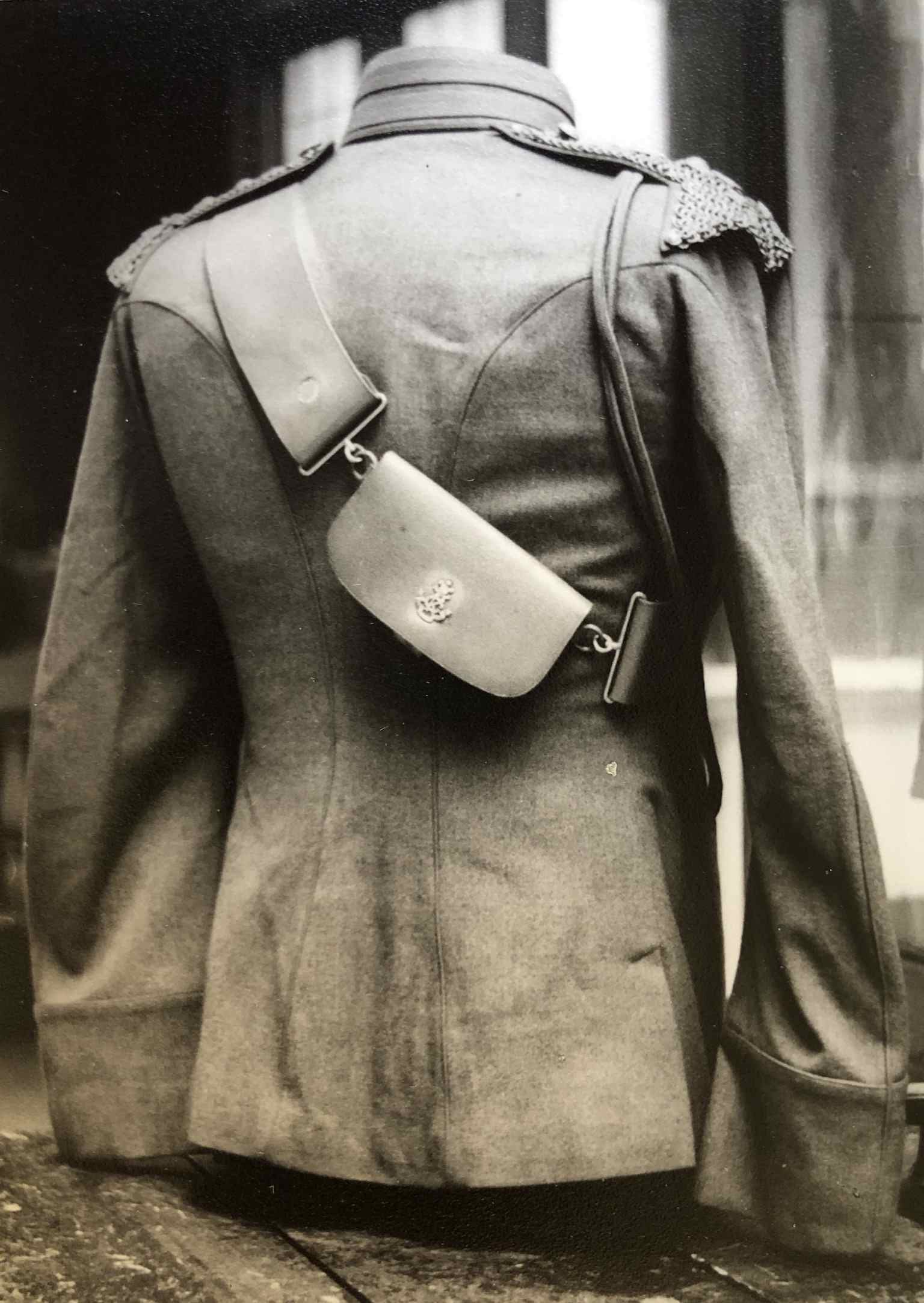 Officer’s Full Dress tunic of the 4th County of London (King’s Colonial’s) Imperial Yeomanry complete with brindle leather pouch belt and pouch, 1901-1904 originally on display at the National Army Museum, London (Photographs courtesy of Keith Hook who took the originals in 1961 in the Gallery of the former Royal United Services Institute Museum, the contents of which were transferred to the National Army Museum in 1963. Keith supplied copies to Bob Smith and Ron Harris).