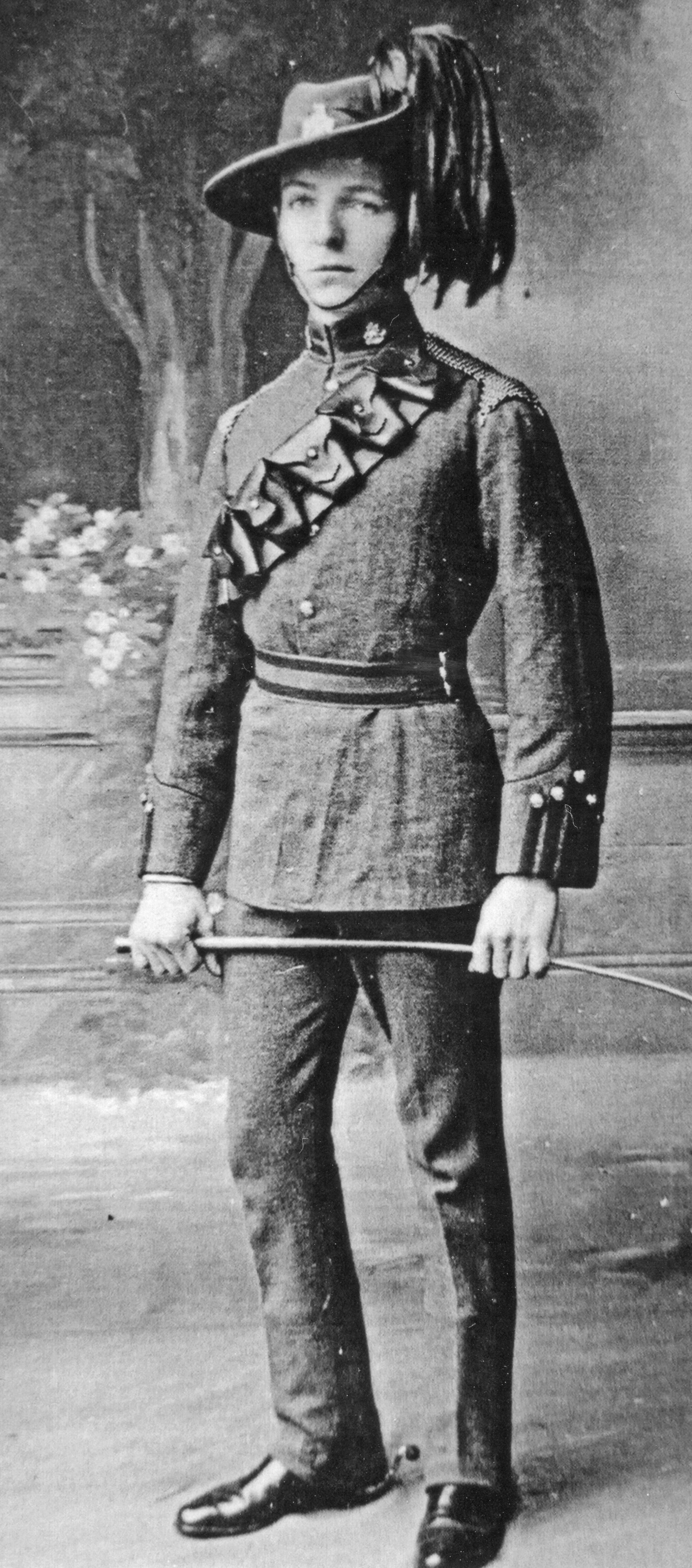 Private Brazil W. La Nauze, 491 of the King Edward’s Horse in Full Dress uniform circa 1910-14 (R. C. Whittock: The Military Historical Society, XVII: 61-65, 1967). Private La Nauze is wearing the Sombrero hat with King Edward's Horse headdress badge and 'B' Squadron (British American) collar badges. The khaki girdle with two red stripes and narrow yellow edging was introduced for wear by Other Ranks in 1913 having been already introduced to the bandsman's uniform at an earlier date.