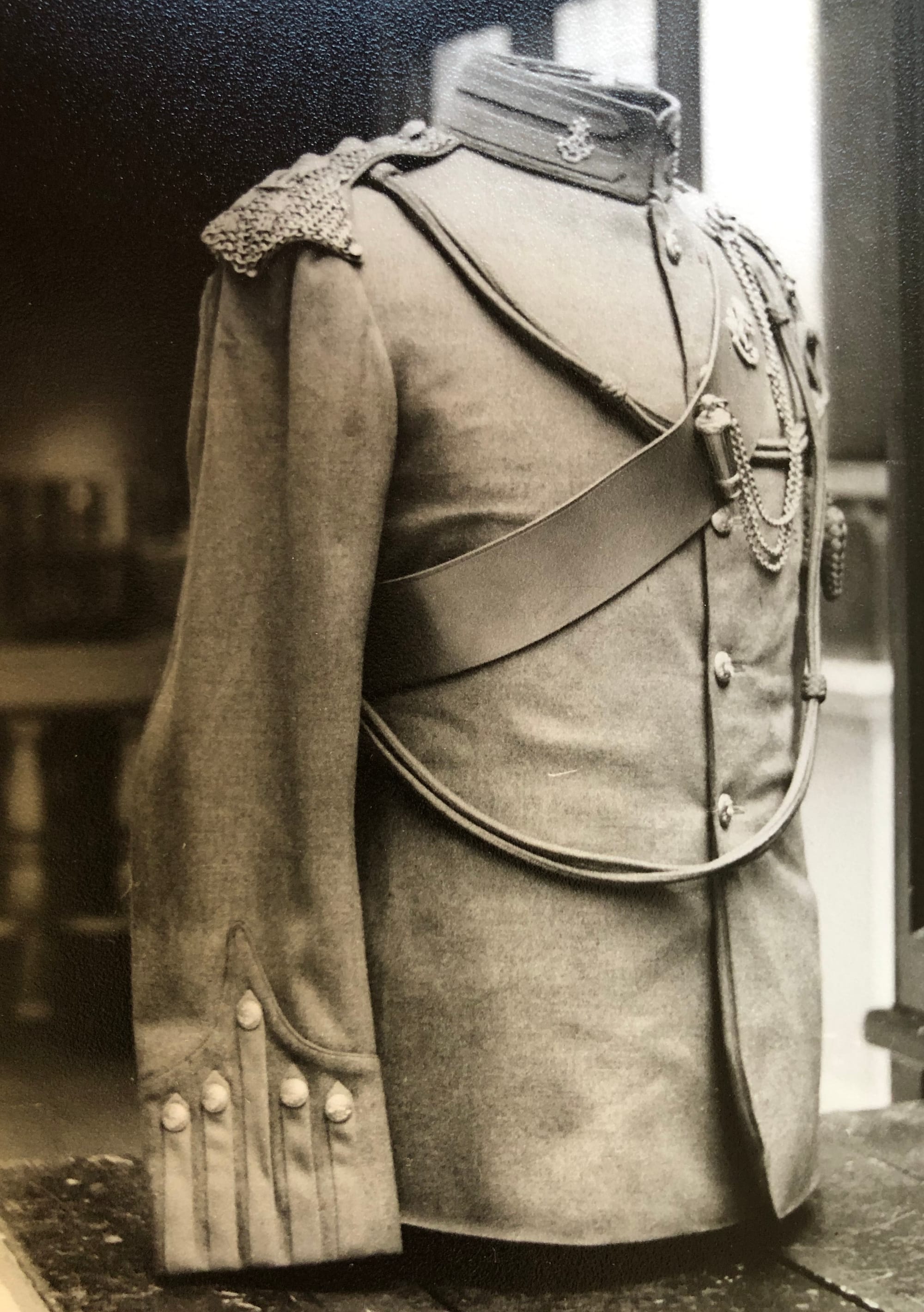 Officer’s Full Dress tunic of the 4th County of London (King’s Colonial’s) Imperial Yeomanry complete with brindle leather pouch belt and pouch, 1901-1904 originally on display at the National Army Museum, London (Photographs courtesy of Keith Hook who took the originals in 1961 in the Gallery of the former Royal United Services Institute Museum, the contents of which were transferred to the National Army Museum in 1963. Keith supplied copies to Bob Smith and Ron Harris).