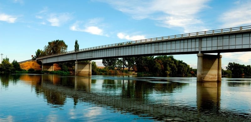 các công ty xây nhà cao tầng và cầu bê tông