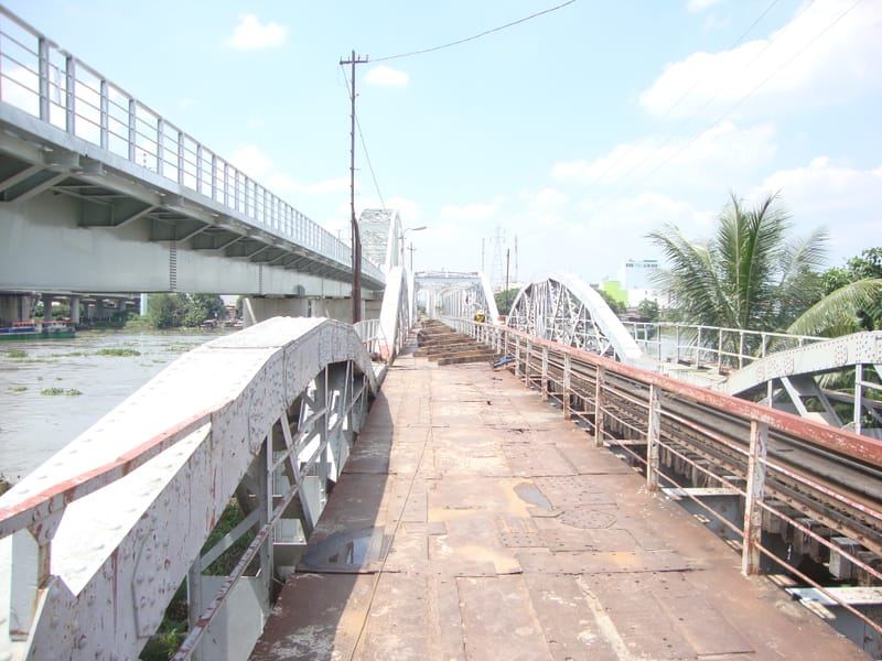 hôm nay 15-10-2019 cầu đường sắt bình lợi bắt đầu được tháo dỡ