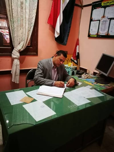 محمد عوض مسئول قروي يكتب سطور من نور في وظيفته