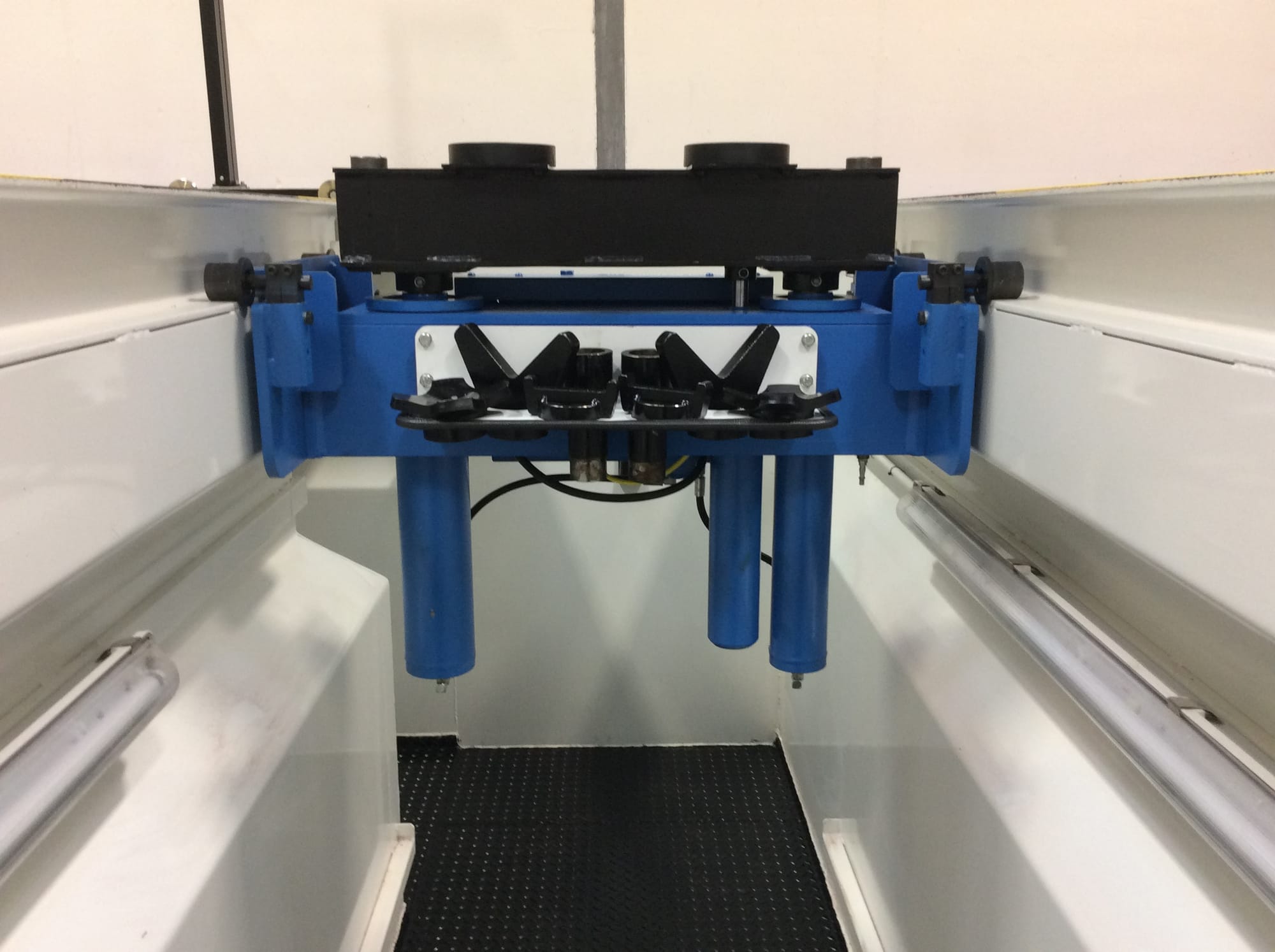 VLT Air Hydraulic jacking beam with fitted spreader beam.