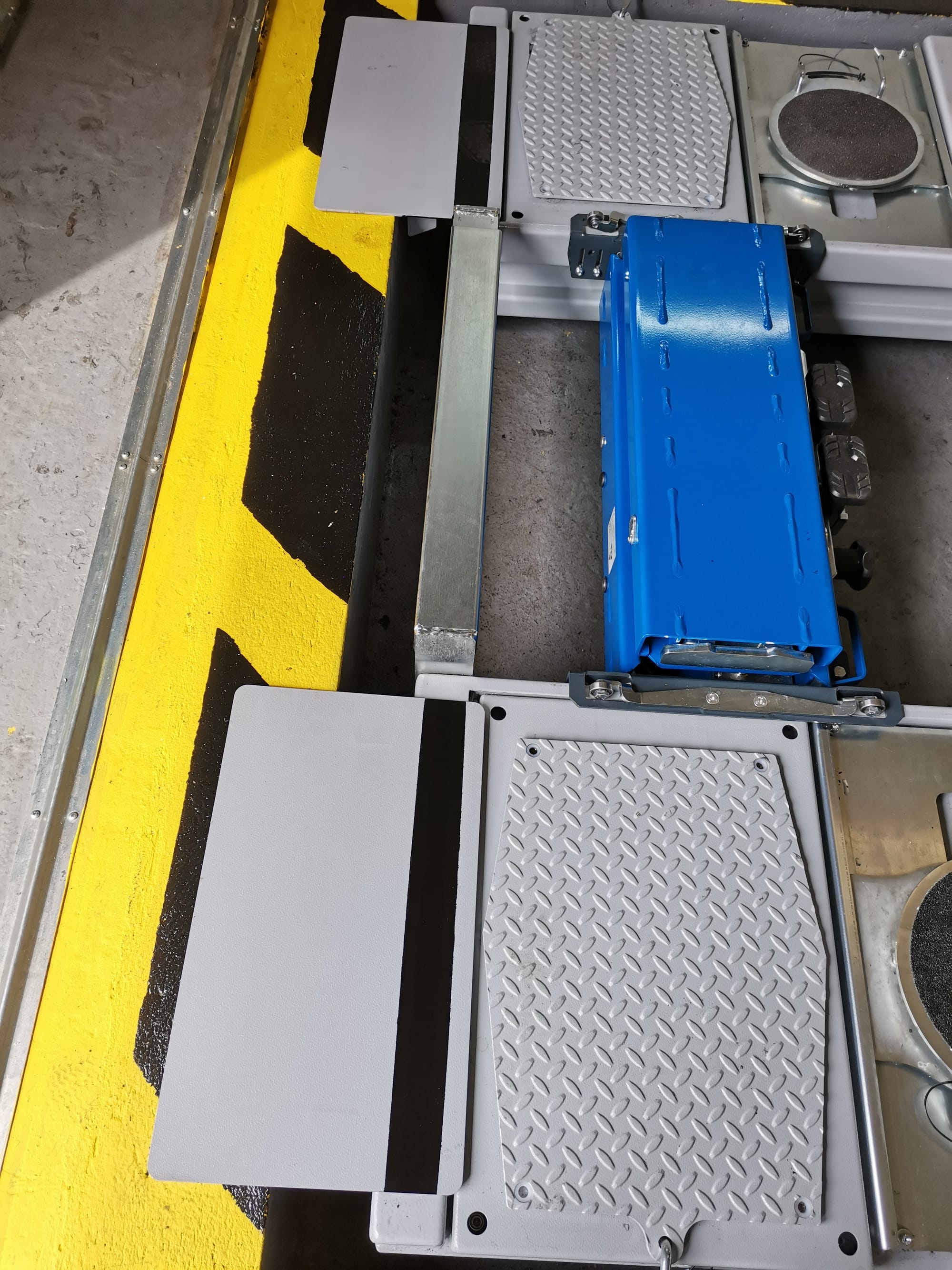 Datum line marked on lift platforms for DVSA