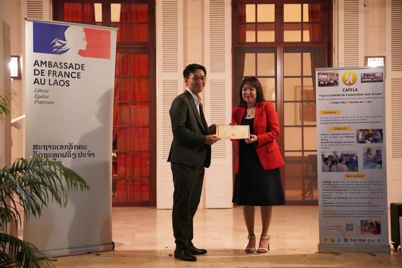 Résidence de France : Remise des attestations de formation en colposcopie par Mme Siv-Leng Chhuor Ambassadrice de France au Laos