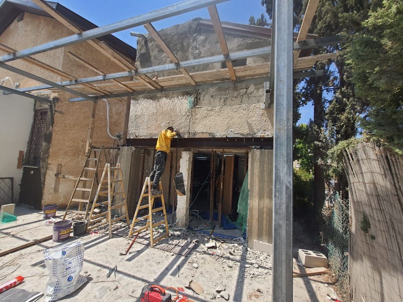 חיזוק יסודות והורדת עמוד במבנה ישן