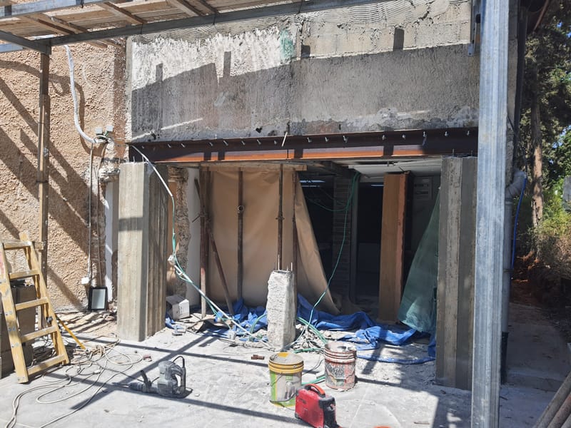 חיזוק יסודות והורדת עמוד במבנה ישן