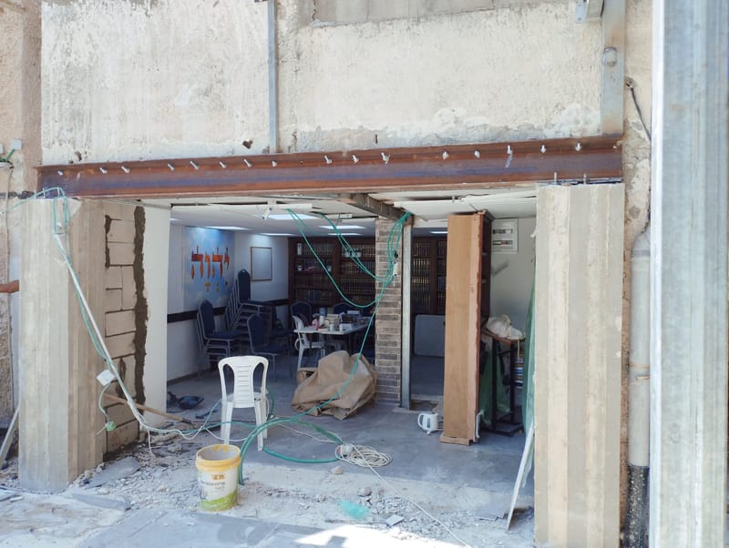 חיזוק יסודות והורדת עמוד במבנה ישן