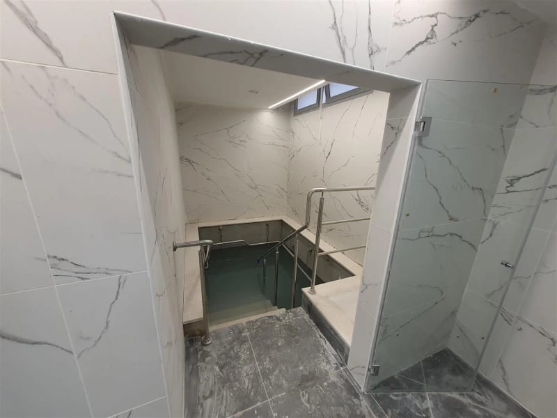 חיזוק יסודות ותוספת מקווה