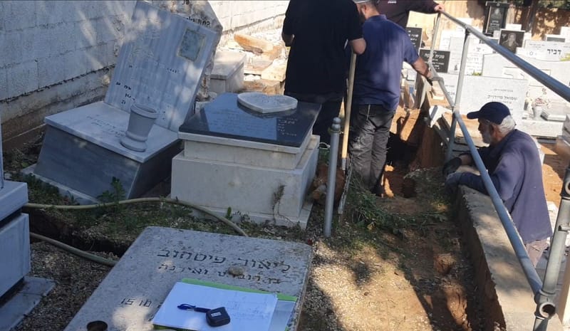 תמיכת מצבות שוקעות - בבית העלמין 