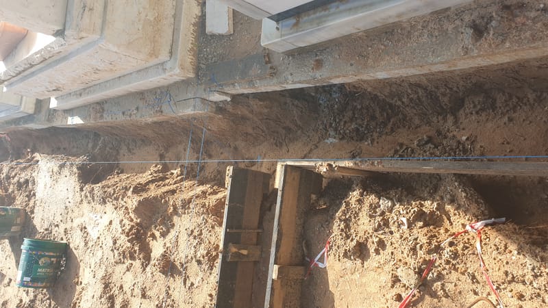 תמיכת מצבות שוקעות - בבית העלמין 