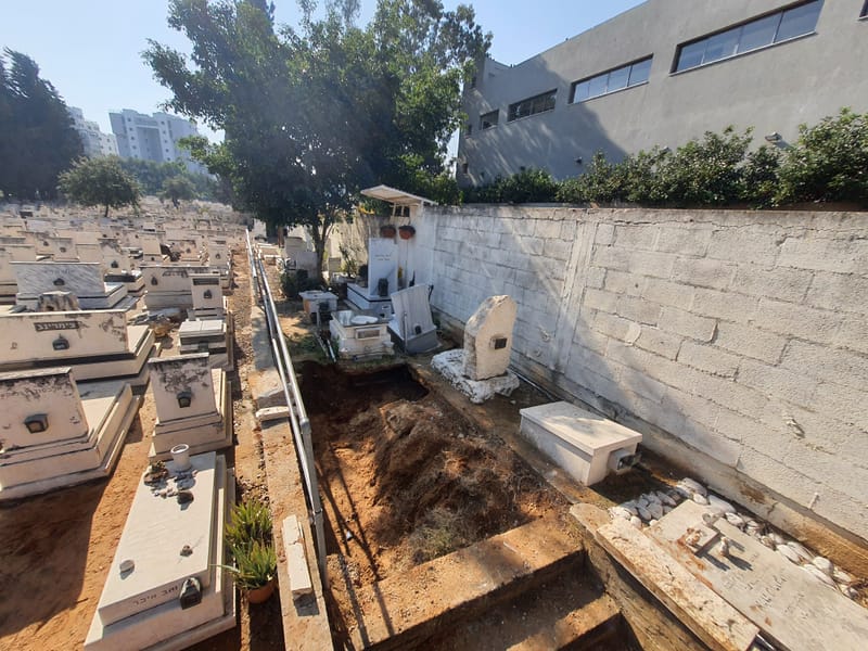 תמיכת מצבות שוקעות - בבית העלמין 