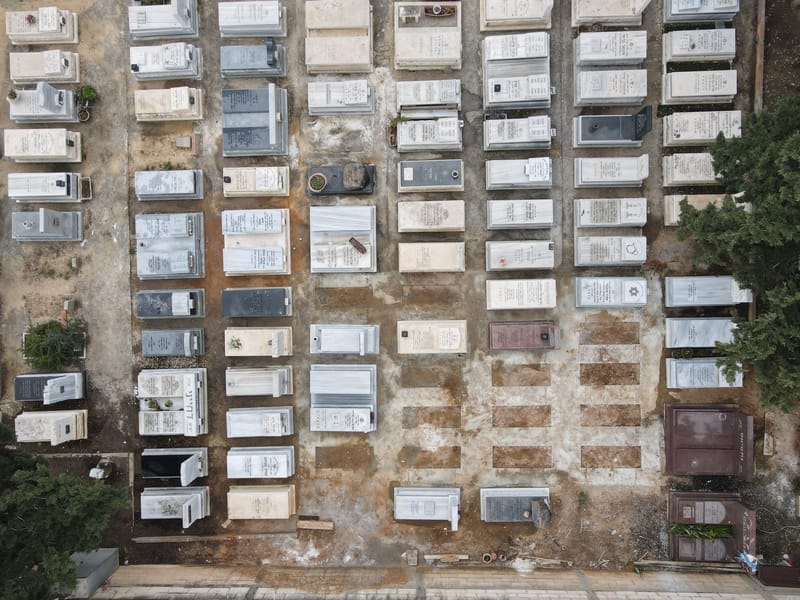 תמיכת מצבות שוקעות - בבית העלמין 