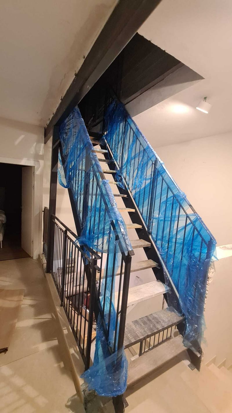 ניסור תקרת צלעות ותמיכה על ידי קורות פלדה