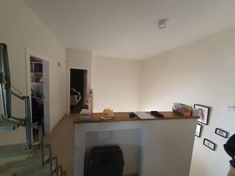 ניסור תקרת צלעות ותמיכה על ידי קורות פלדה